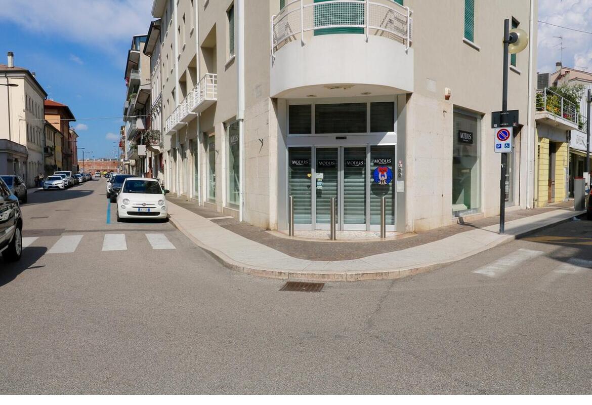 IMMOBILE COMMERCIALE IN CENTRO