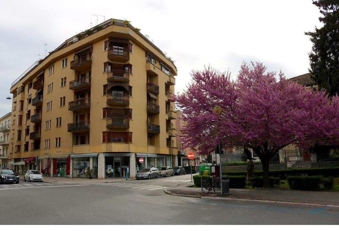 NEGOZIO ZONA CENTRO