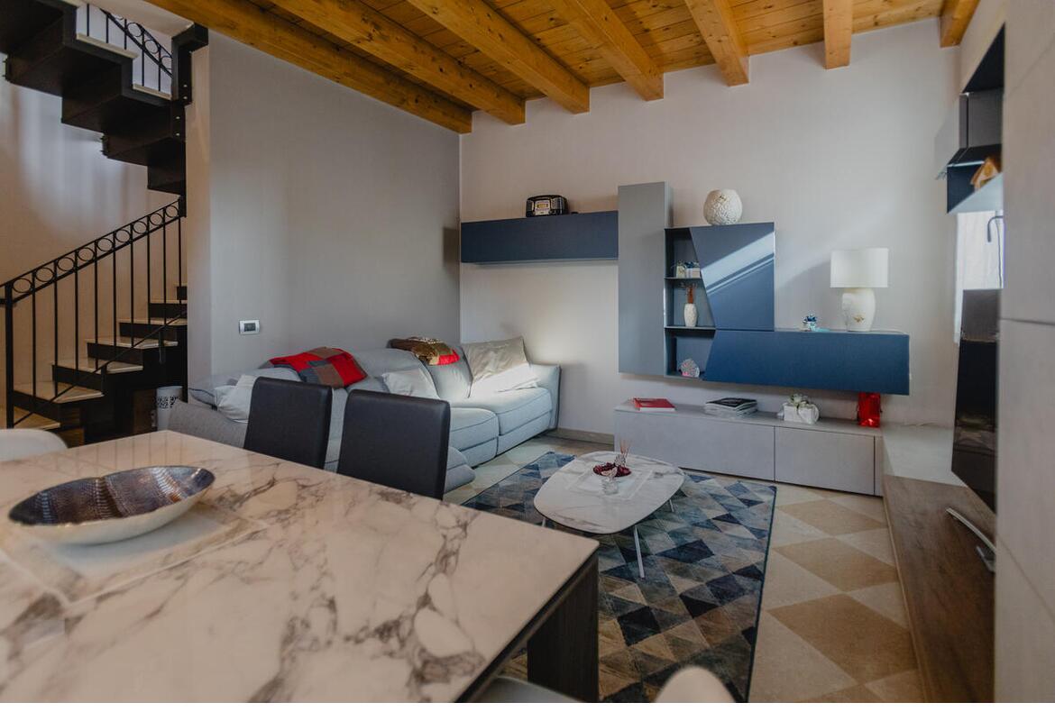 VILLA ANGOLARE RISTRUTTURATA