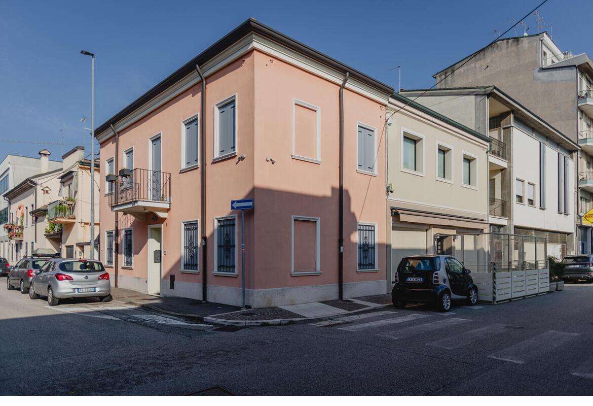 VILLA ANGOLARE RISTRUTTURATA