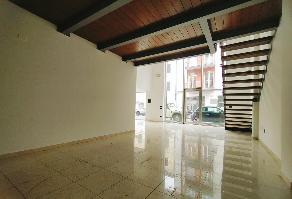 AFFITTO LOCALE COMMERCIALE ZONA CENTRALISSIMA