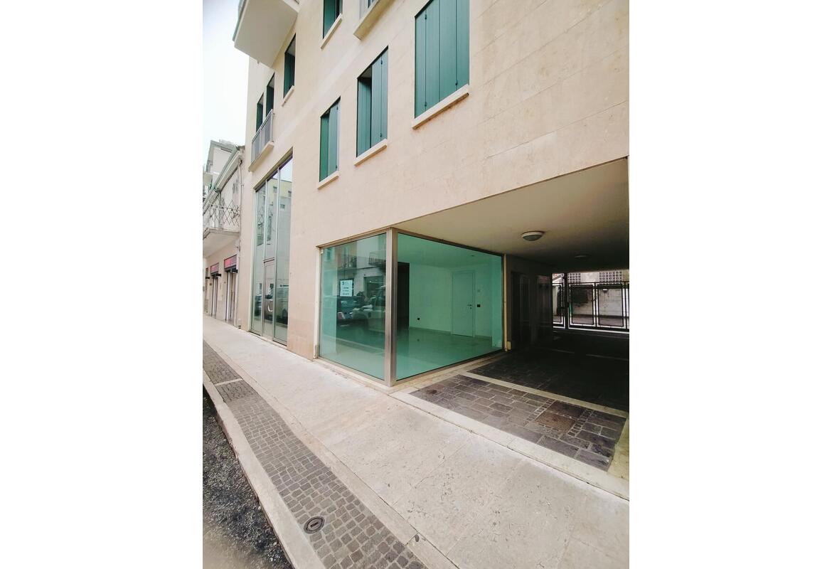 AFFITTO LOCALE COMMERCIALE ZONA CENTRALISSIMA