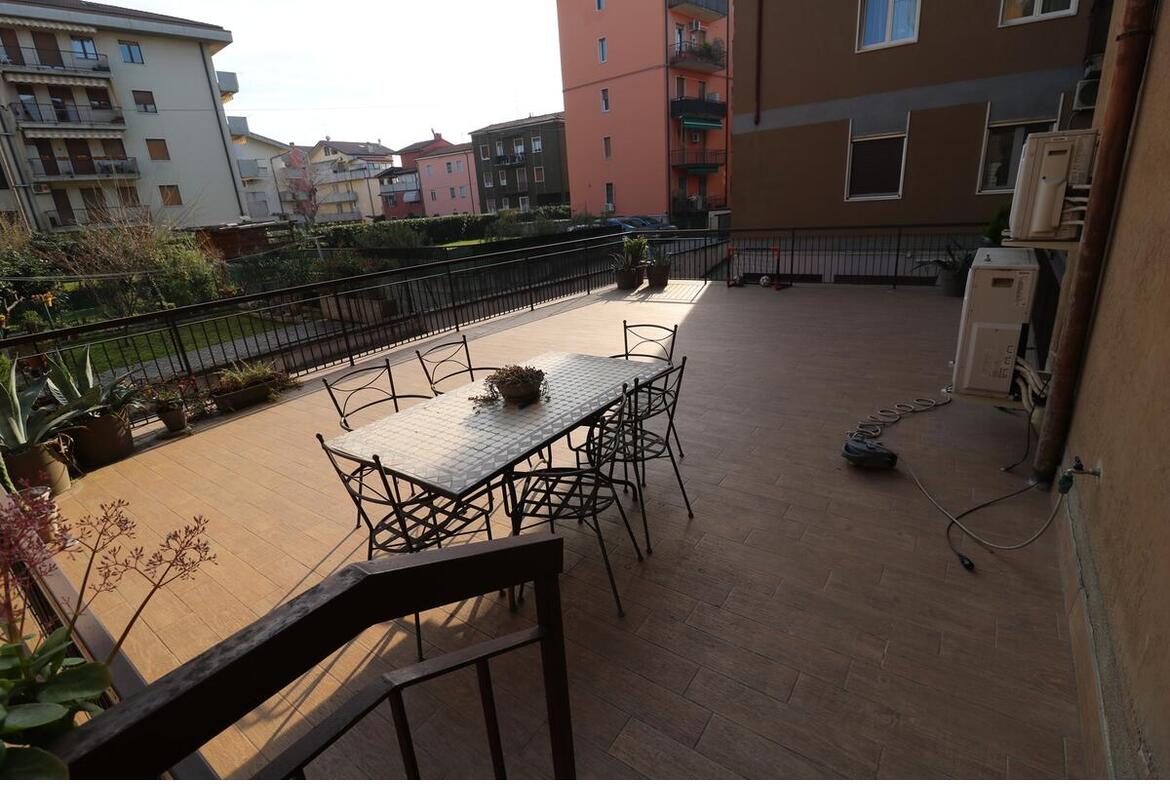 APPARTAMENTO QUADRILOCALE CON 2 GARAGE