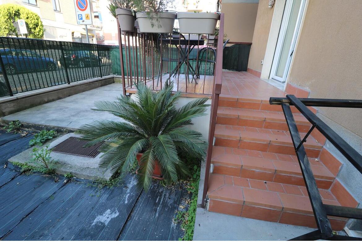 APPARTAMENTO QUADRILOCALE CON 2 GARAGE