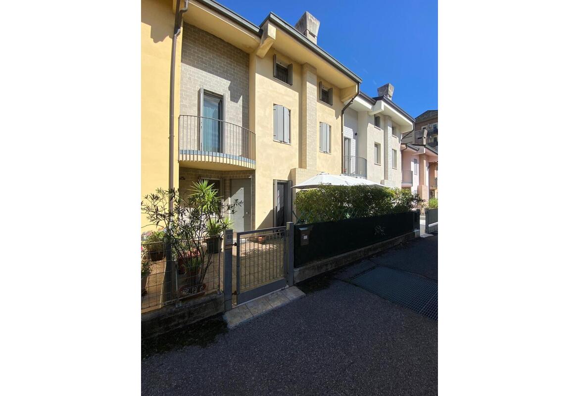 VILLETTA A SCHIERA CON GARAGE DOPPIO