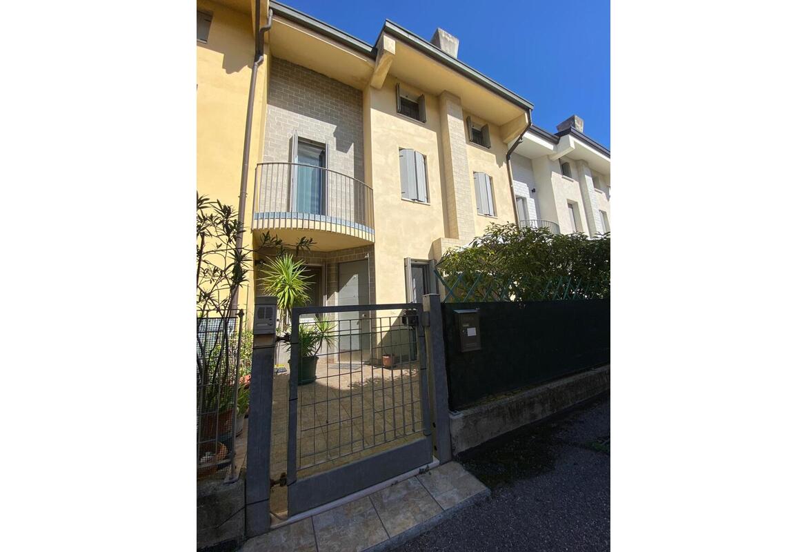 VILLETTA A SCHIERA CON GARAGE DOPPIO