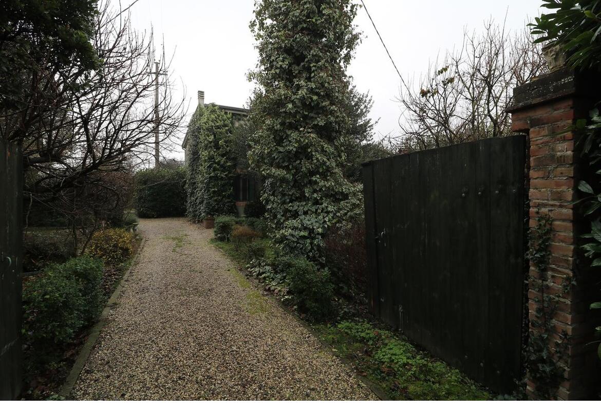 ABITAZIONE INDIPENDENTE CON GARAGE E GIARDINO