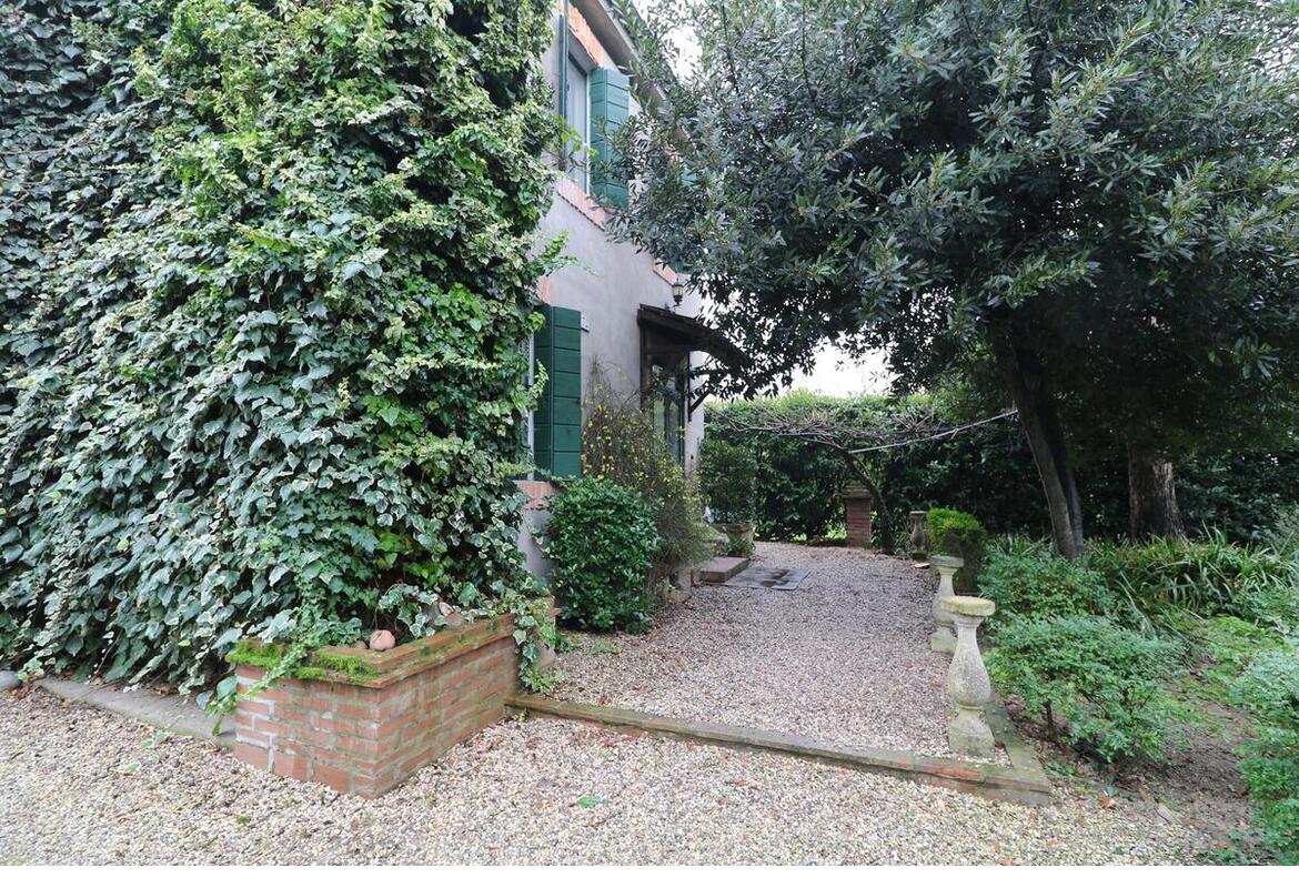 ABITAZIONE INDIPENDENTE CON GARAGE E GIARDINO