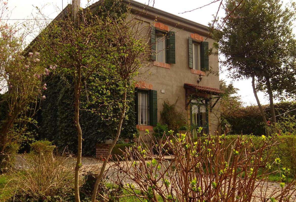 ABITAZIONE INDIPENDENTE CON GARAGE E GIARDINO