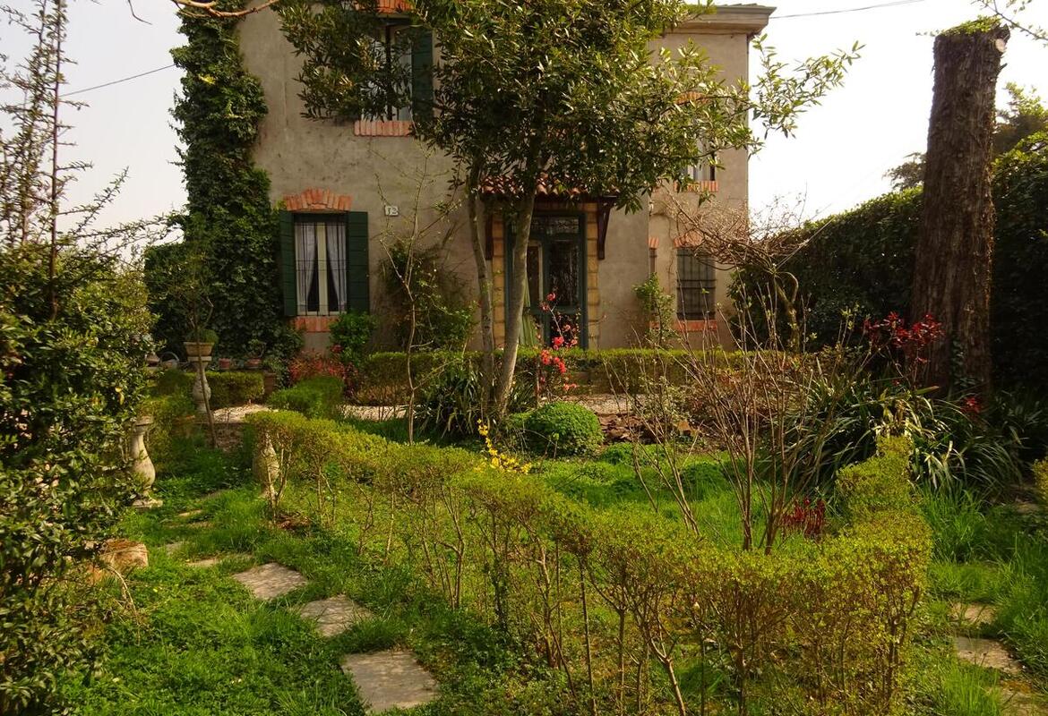 ABITAZIONE INDIPENDENTE CON GARAGE E GIARDINO