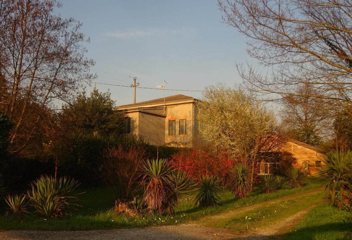 ABITAZIONE INDIPENDENTE CON GARAGE E GIARDINO