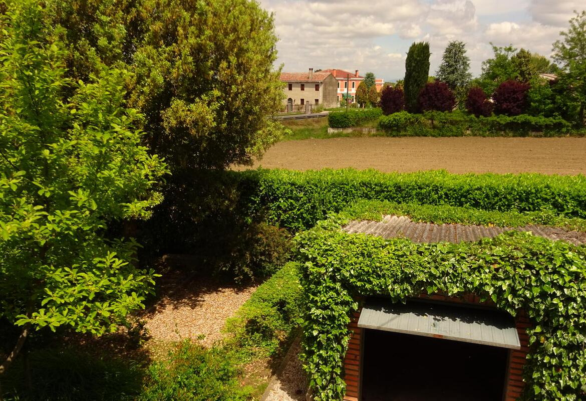 ABITAZIONE INDIPENDENTE CON GARAGE E GIARDINO