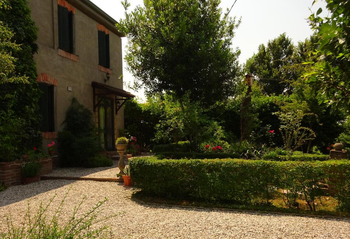 ABITAZIONE INDIPENDENTE CON GARAGE E GIARDINO