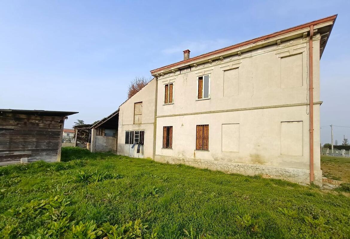 RUSTICO INDIPENDENTE CON GIARDINO E TERRENO