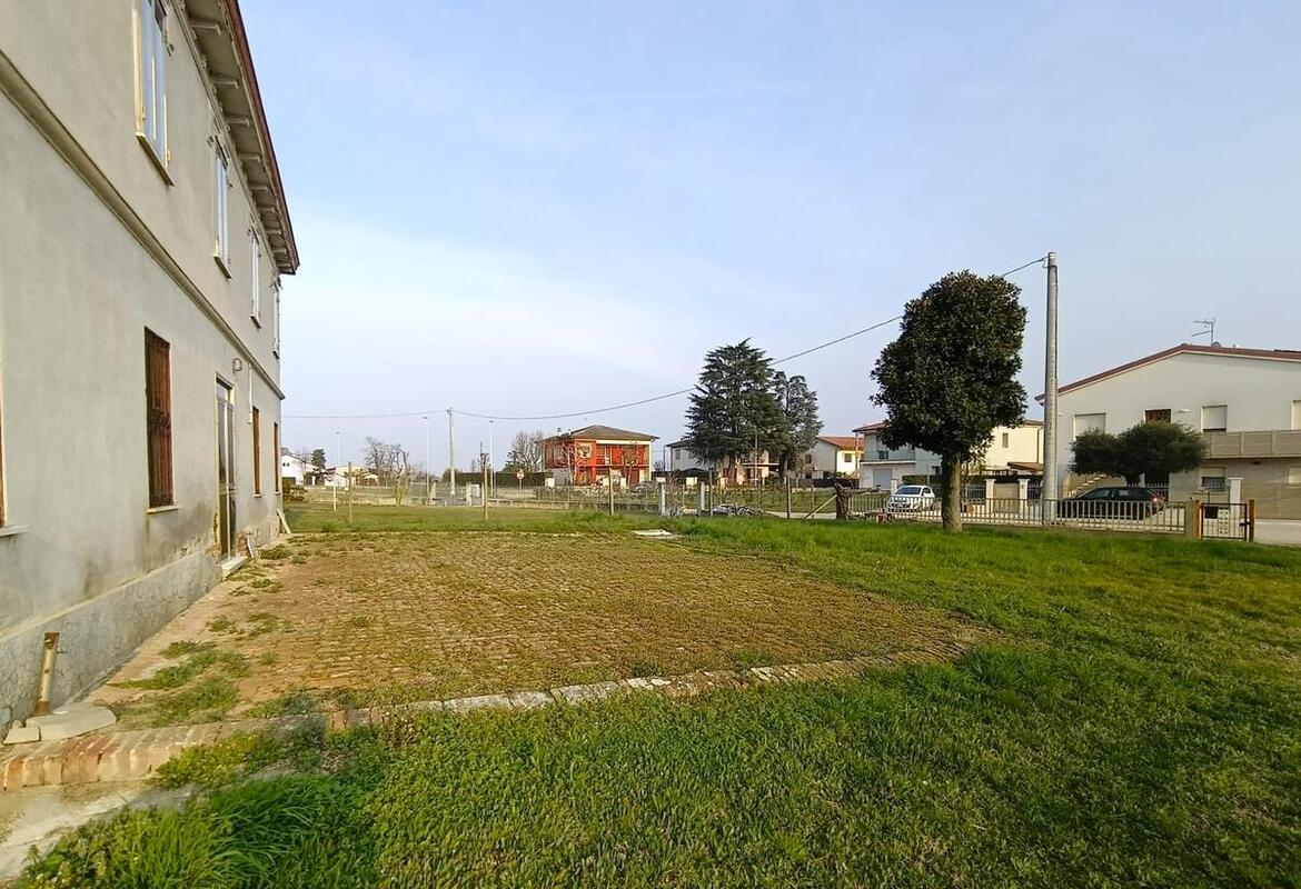 RUSTICO INDIPENDENTE CON GIARDINO E TERRENO