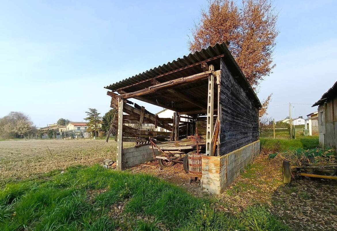 RUSTICO INDIPENDENTE CON GIARDINO E TERRENO