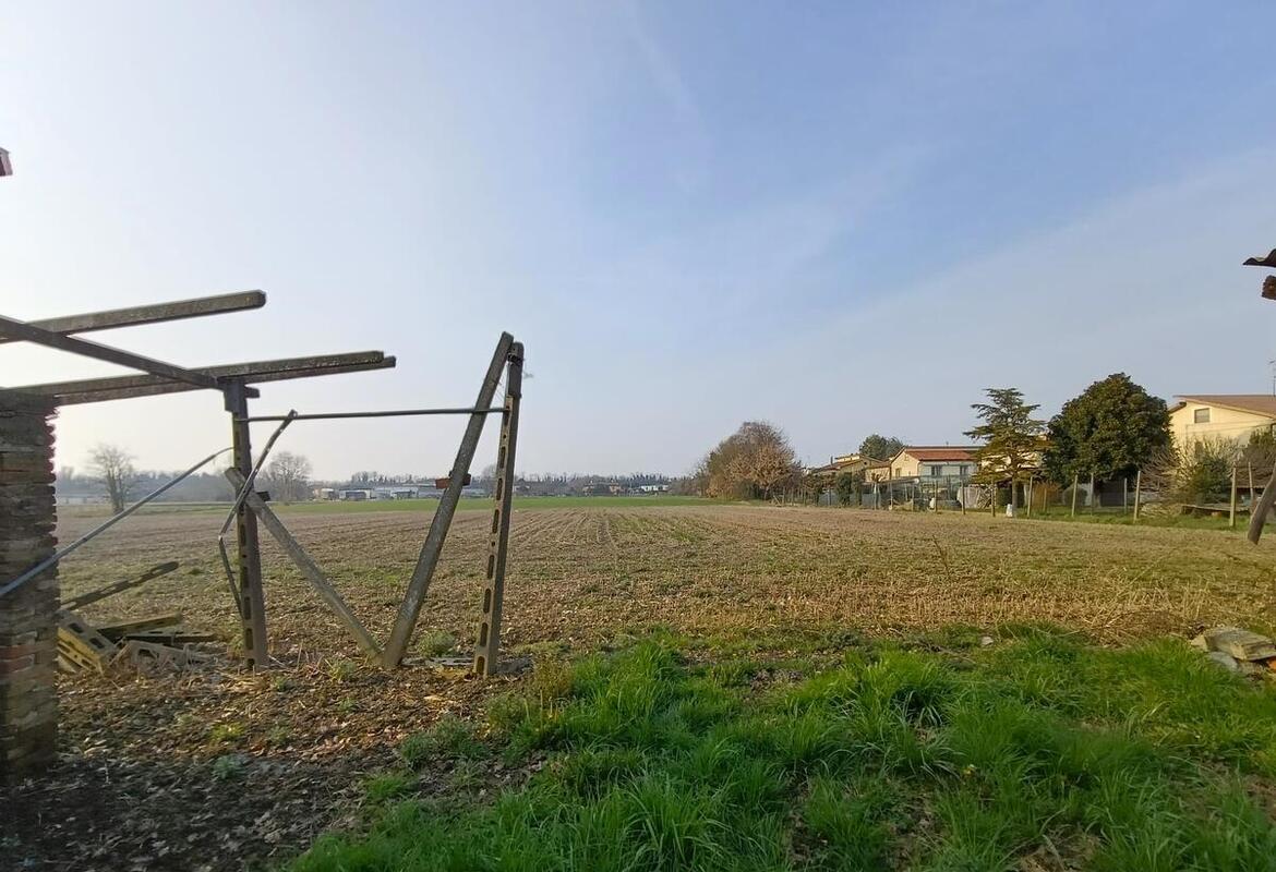 RUSTICO INDIPENDENTE CON GIARDINO E TERRENO