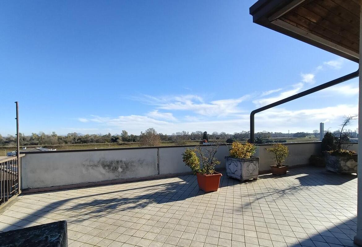 APPARTAMENTO TRILOCALE CON AMPIO TERRAZZO