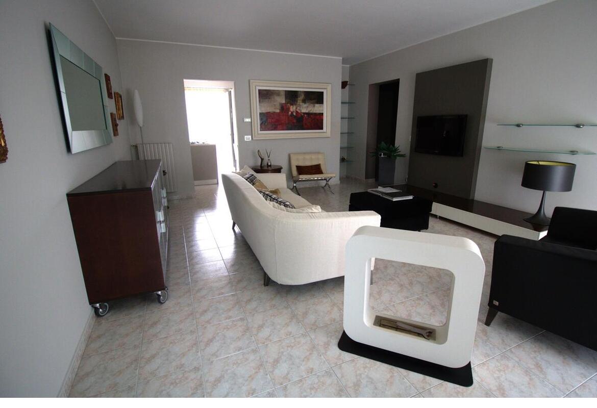 PORZIONE DI BIFAMILIARE ANGOLARE CON GARAGE E GIARDINO