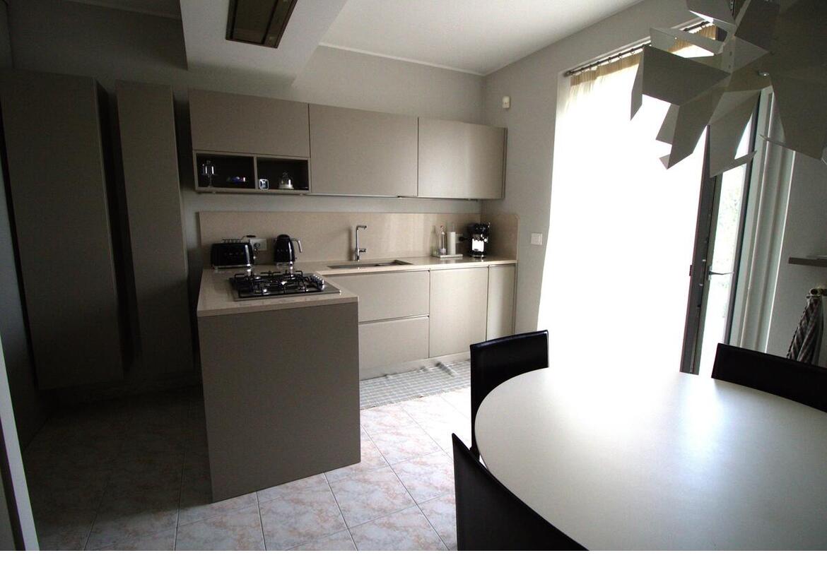 PORZIONE DI BIFAMILIARE ANGOLARE CON GARAGE E GIARDINO