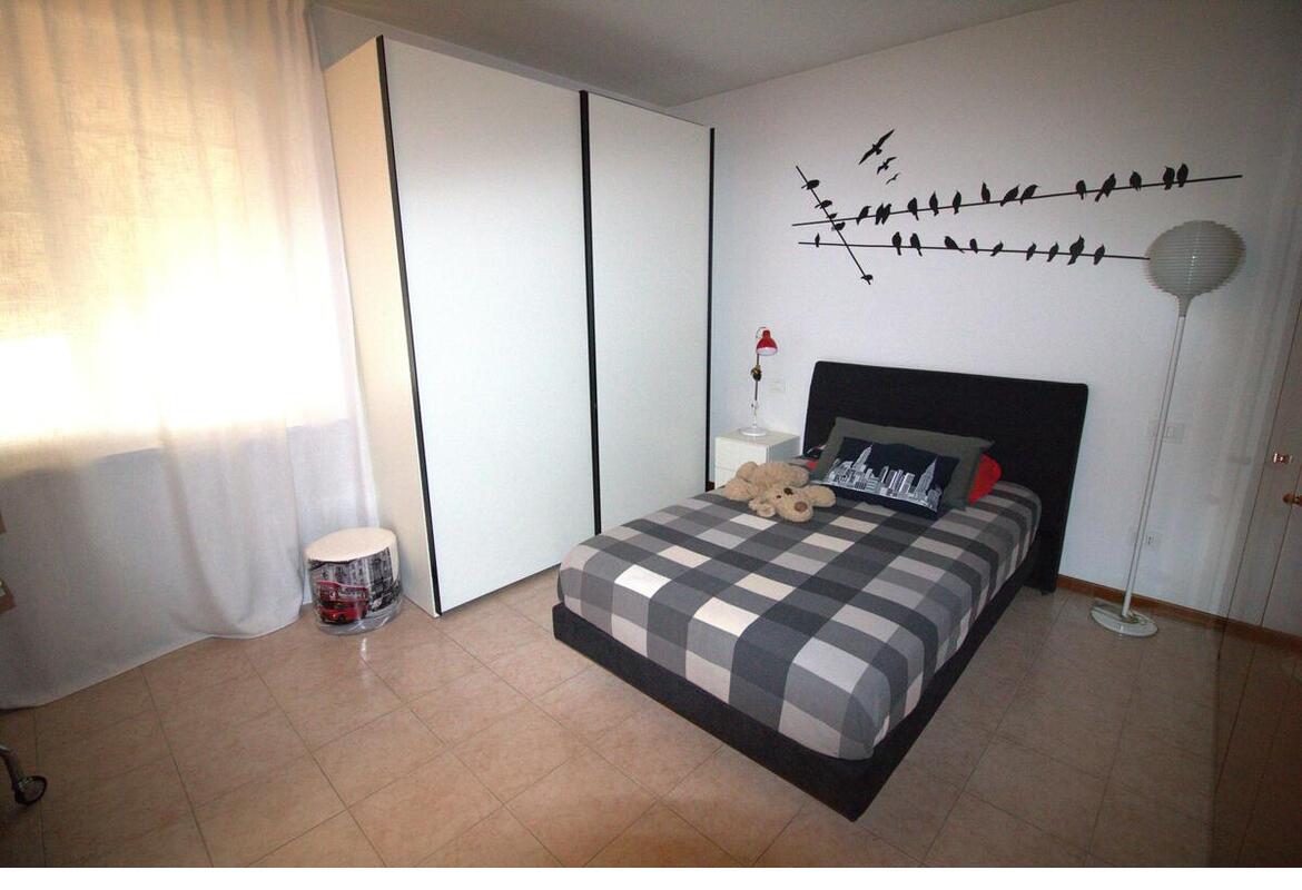 PORZIONE DI BIFAMILIARE ANGOLARE CON GARAGE E GIARDINO
