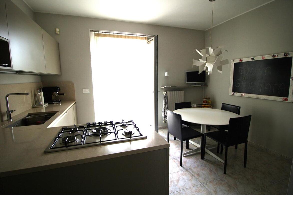 PORZIONE DI BIFAMILIARE ANGOLARE CON GARAGE E GIARDINO
