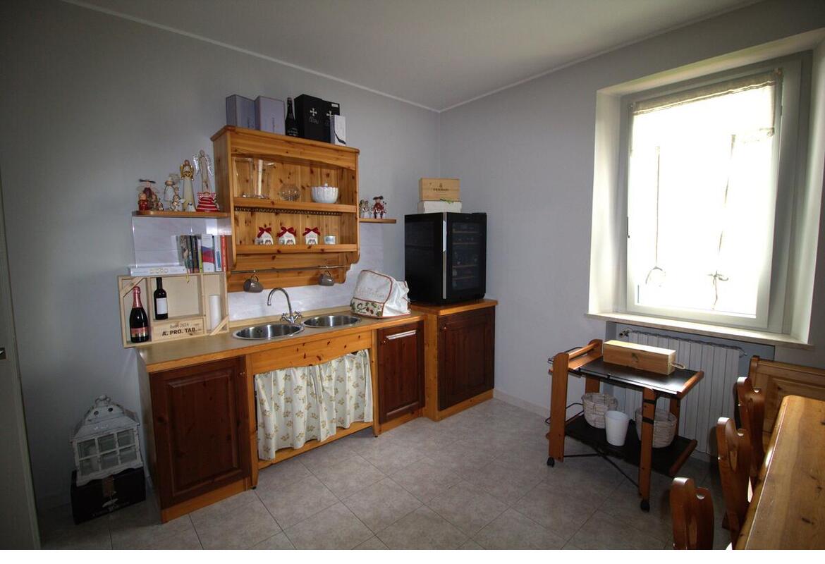 PORZIONE DI BIFAMILIARE ANGOLARE CON GARAGE E GIARDINO