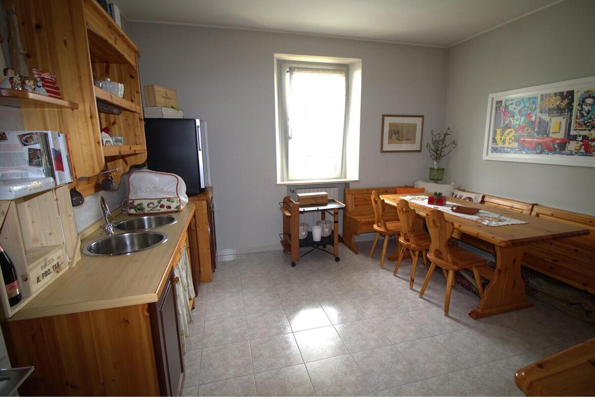 PORZIONE DI BIFAMILIARE ANGOLARE CON GARAGE E GIARDINO