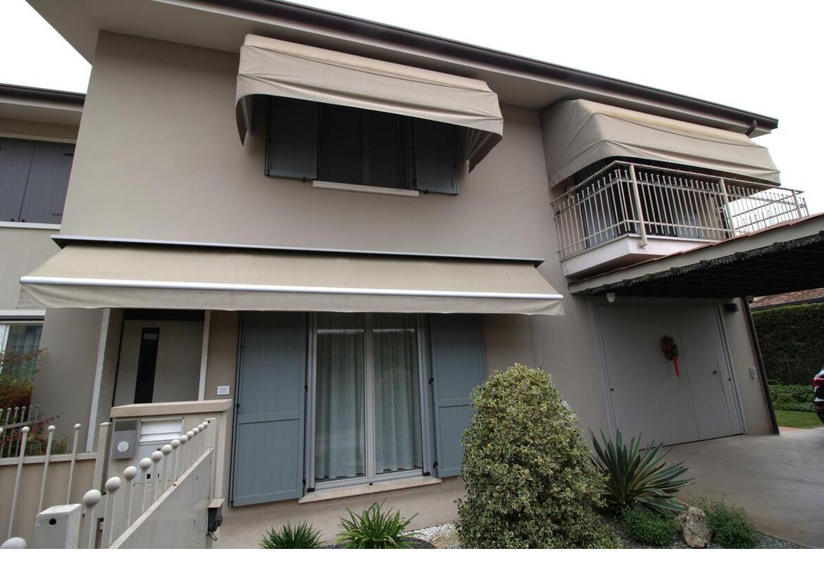 PORZIONE DI BIFAMILIARE ANGOLARE CON GARAGE E GIARDINO