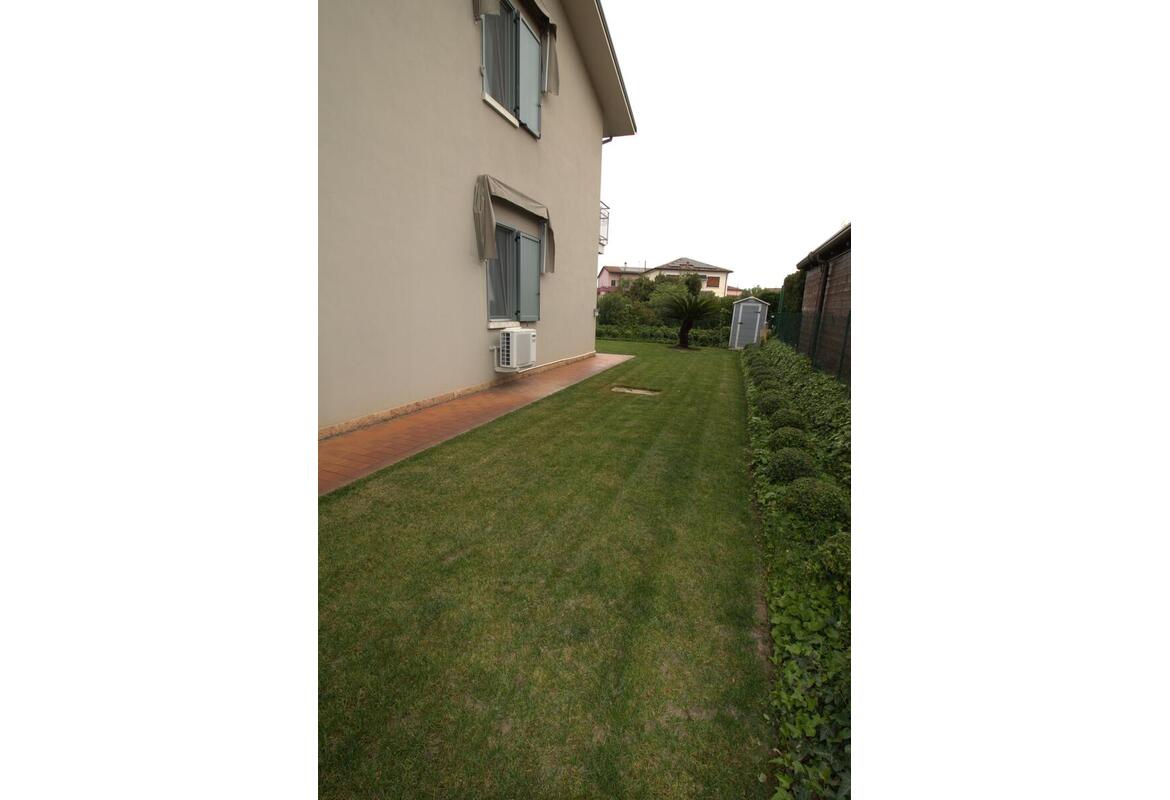 PORZIONE DI BIFAMILIARE ANGOLARE CON GARAGE E GIARDINO