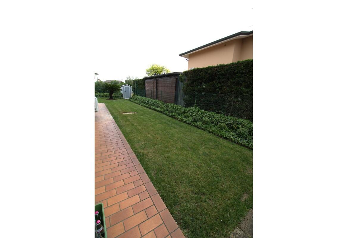 PORZIONE DI BIFAMILIARE ANGOLARE CON GARAGE E GIARDINO