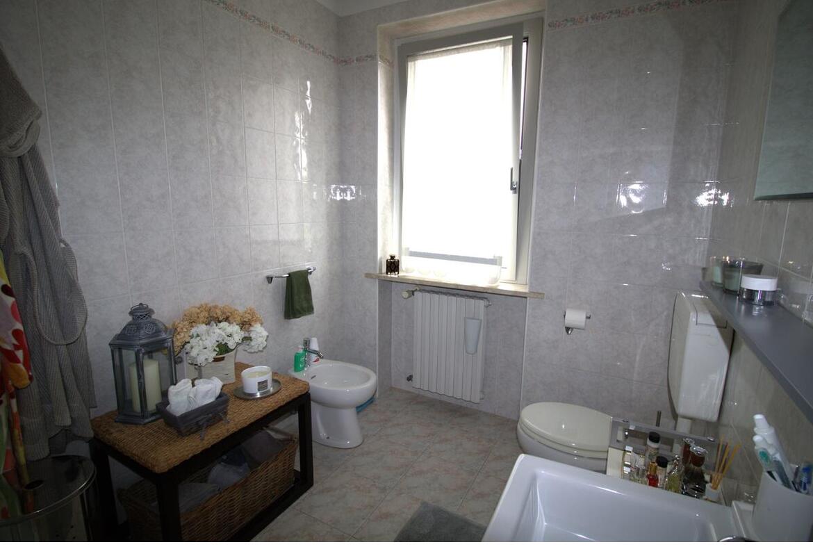 PORZIONE DI BIFAMILIARE ANGOLARE CON GARAGE E GIARDINO