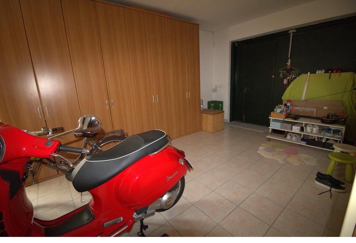 PORZIONE DI BIFAMILIARE ANGOLARE CON GARAGE E GIARDINO