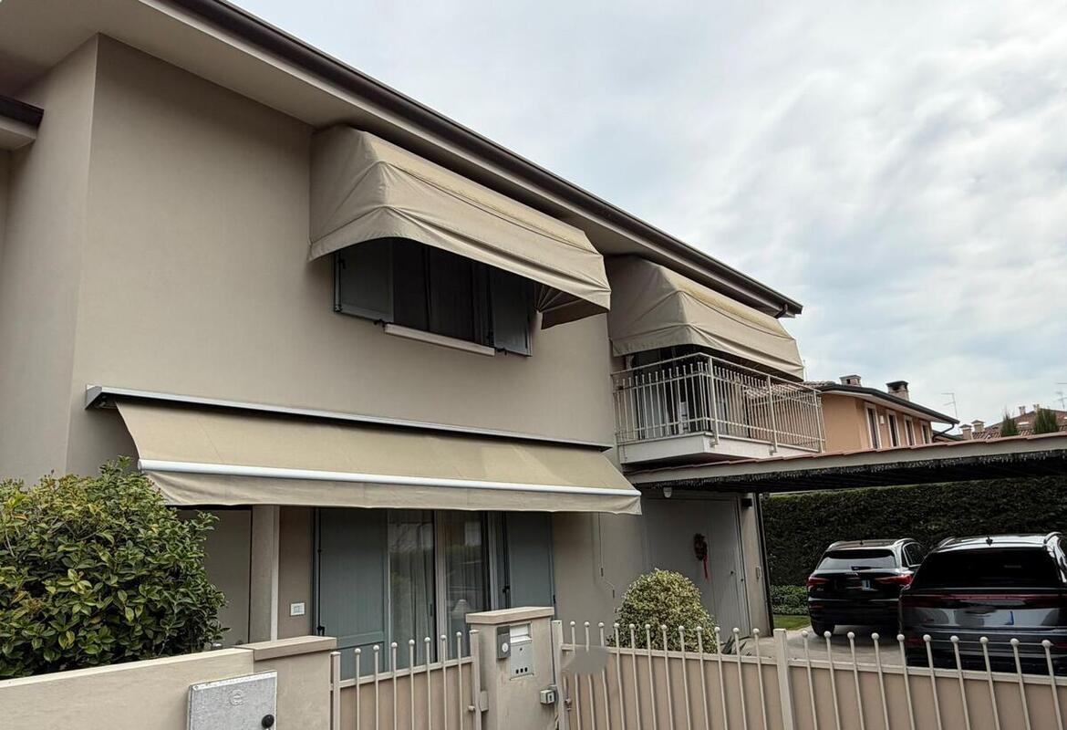 PORZIONE DI BIFAMILIARE ANGOLARE CON GARAGE E GIARDINO