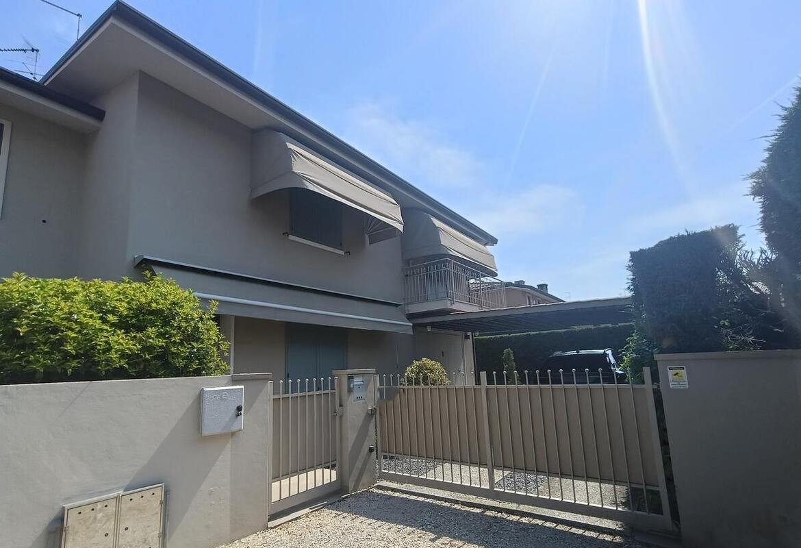 PORZIONE DI BIFAMILIARE ANGOLARE CON GARAGE E GIARDINO