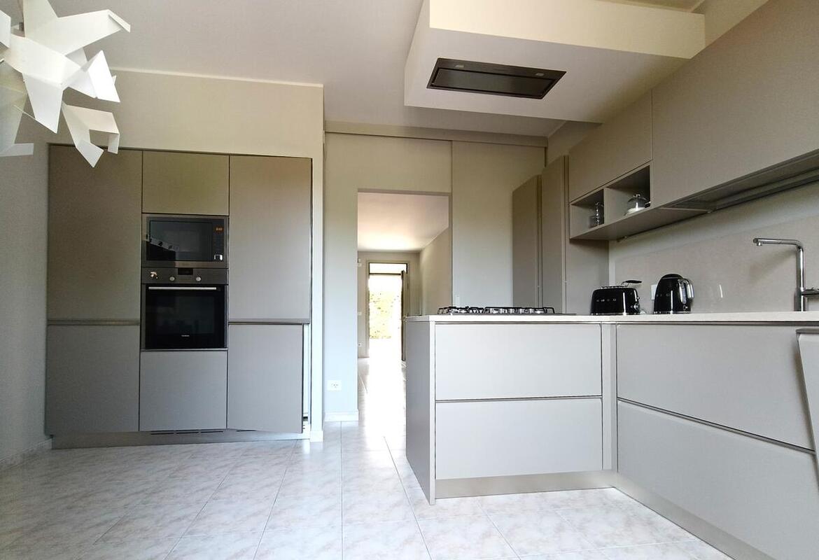 PORZIONE DI BIFAMILIARE ANGOLARE CON GARAGE E GIARDINO