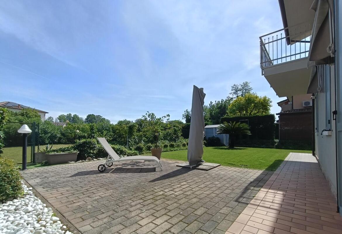 PORZIONE DI BIFAMILIARE ANGOLARE CON GARAGE E GIARDINO