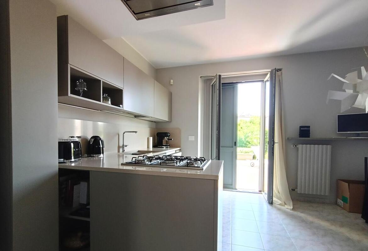 PORZIONE DI BIFAMILIARE ANGOLARE CON GARAGE E GIARDINO