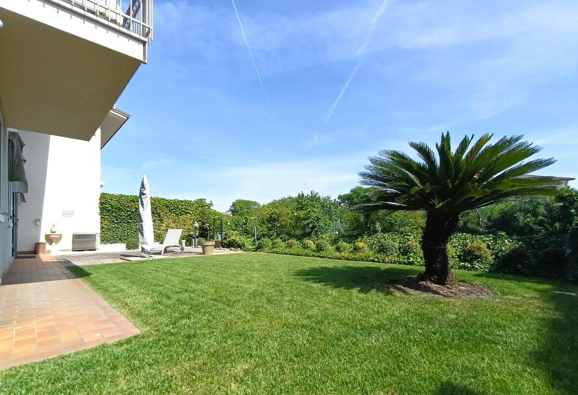 PORZIONE DI BIFAMILIARE ANGOLARE CON GARAGE E GIARDINO