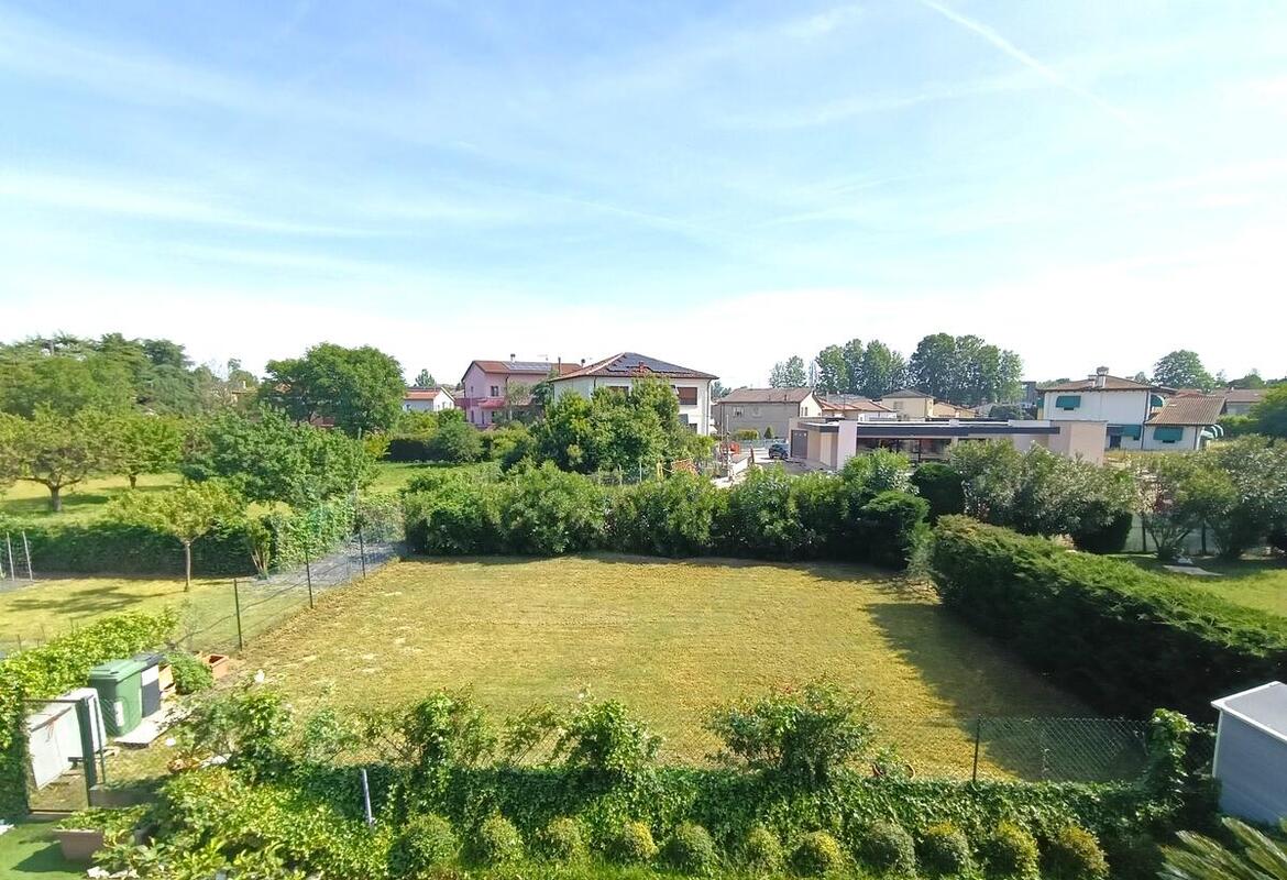 PORZIONE DI BIFAMILIARE ANGOLARE CON GARAGE E GIARDINO