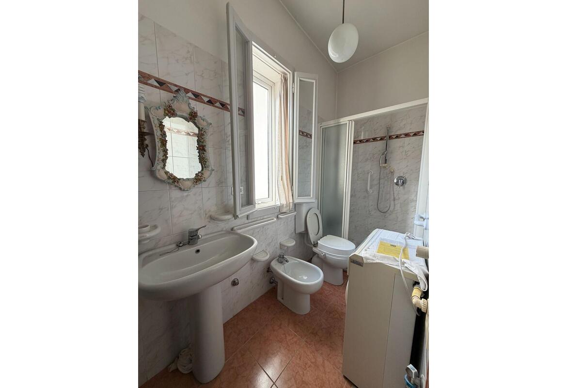 APPARTAMENTO TRILOCALE CON GRAZIOSA TAVERNA E CORTILETTO