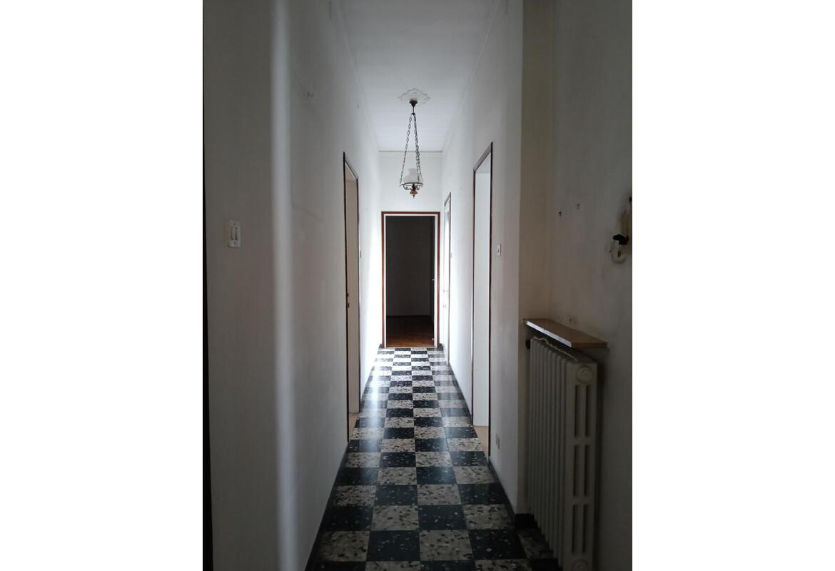 APPARTAMENTO TRILOCALE CON GRAZIOSA TAVERNA E CORTILETTO