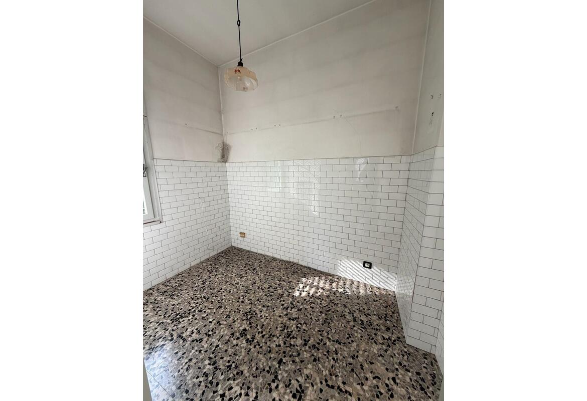 APPARTAMENTO TRILOCALE CON GRAZIOSA TAVERNA E CORTILETTO