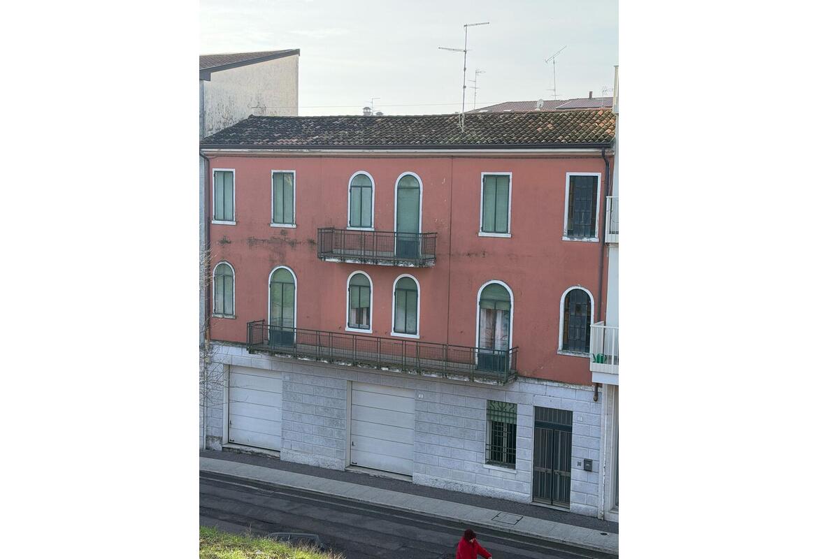 APPARTAMENTO TRILOCALE CON GRAZIOSA TAVERNA E CORTILETTO