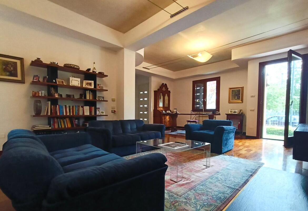 VILLA SINGOLA CON AMPIO PARCO