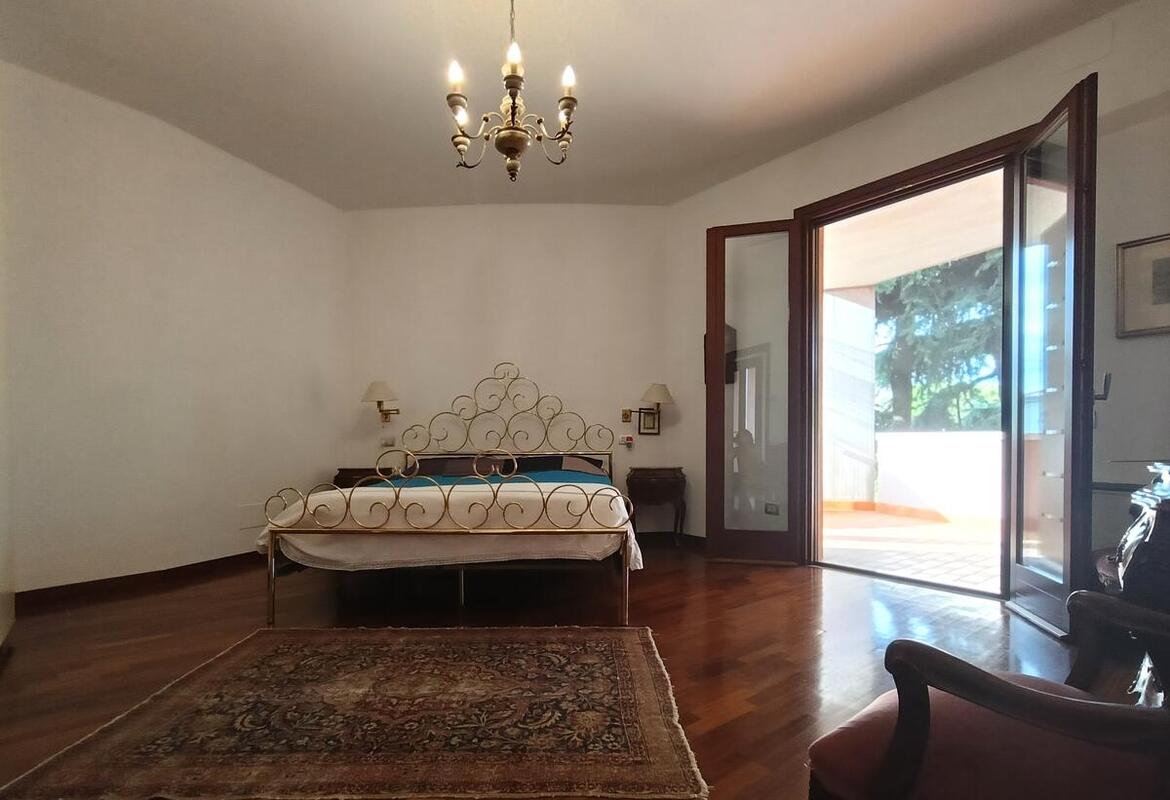 VILLA SINGOLA CON AMPIO PARCO