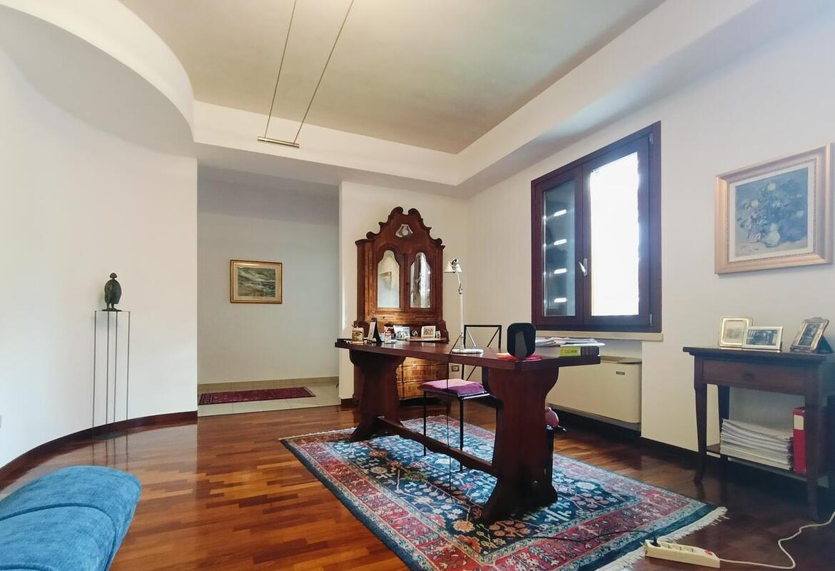 VILLA SINGOLA CON AMPIO PARCO