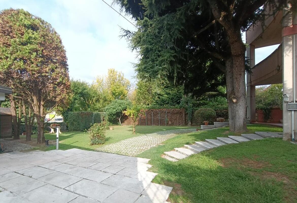 VILLA SINGOLA CON AMPIO PARCO