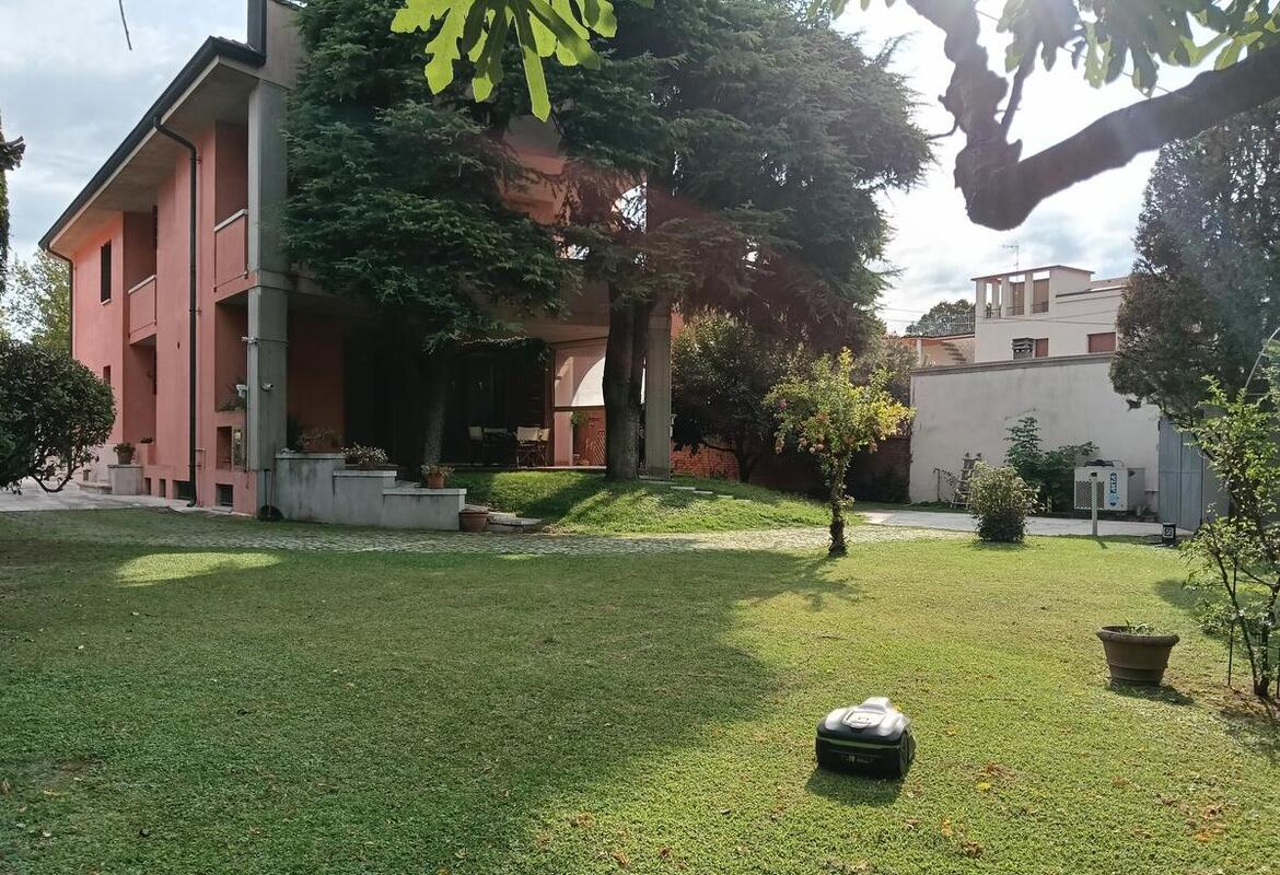 VILLA SINGOLA CON AMPIO PARCO
