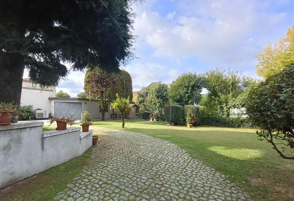 VILLA SINGOLA CON AMPIO PARCO